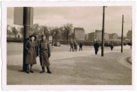 Калининград - Кёнигсберг. Пара фотографируется на площади перед Южным вокзалом.