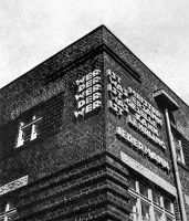 Калининград - Кёнигсберг. Надпись на юго-западном углу (справа от главного входа) здания Дома техники.