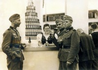 Калининград - Кёнигсберг. Солдаты возле выставочного павильона Немецкой восточной ярмарки