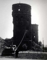 Калининград - Прощание с Королевским замком с помощью троса и танков.