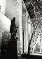 Калининград - Кёнигсберг. Памятник Герцогу Альбрехту в ночном освещении западной стены Королевского замка.