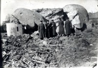 Калининград - Советские офицеры у разрушенного немецкого ДОТа. Форт №5