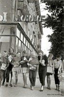 Калининград - Школьники у магазина «Книги-Ноты» на Ленинском проспекте.