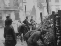  - Немецкие военнопленные разбирают баррикаду на улице Кенигсберга