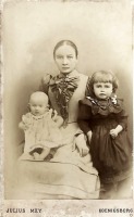 Калининград - Кёнигсберг. Молодая мама с детьми.
