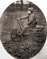 Калининград - Кёнигсберг. Девочка на 4-х колёсном велосипеде.