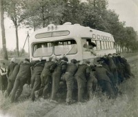  - Калининградцы выталкивают автобус ЗИС 155.