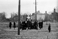 Калининград - Калининград. Люди несут венки к бюсту Сталина, который располагался рядом с к/т Родина, внутри трамвайного кольца.
