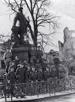 Калининград - Кёнигсберг. Группа офицеров на фоне памятника Бисмарку.