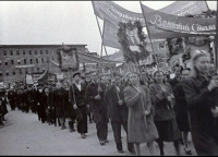 Калининград - Кёнигсберг.  Демонстрация по случаю 28-й годовщины Великой Октябрьской социалистической революции. 7 ноября 1945 года.
