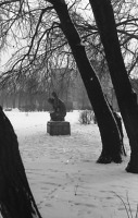 Калининград - Калининград. Скульптура «Мать и дитя» на берегу Верхнего озера.