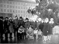 Калининград - Студенты КТИ на площади Победы у ёлки.