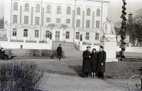Калининград - Вид на здание райкома партии и памятник Сталину.
