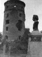 Калининград - Руины Королевского замка. Вид на юго-западный угол. Памятник Суворову.