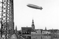 Советск - Тильзит.  С моста Королевы Луизы в поле зрения дирижабль LZ-129 «Hindenburg».