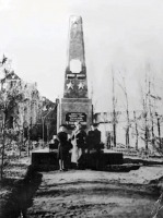 Черняховск - Черняховск. Первый памятник И.Д. Черняховскому.