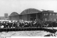 Балтийск - Pillau - Балтийск. Беженцы на аэродроме. Январь 1945 года.