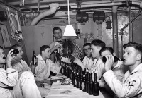 Балтийск - Экипаж немецкой подводной лодки U-858 пьет пиво