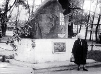Гусев - Гусев. У памятного камня в честь войск, штурмовавших город Гумбиннен в 1944-1945 годах.