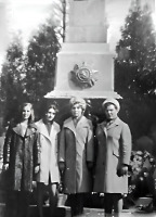 Гусев - Улица Юрия Смирнова. У братской могилы.