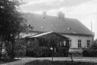 Гусев - Kampischkehmen (Angereck), Wohnhaus, Parkansicht.