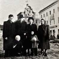 Гусев - На площади Победы у здания Госбанка СССР.