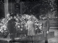 Гусев - У памятника Герою Советского Союза С. И. Гусеву.