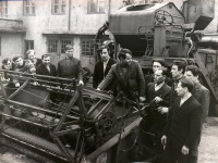 Гусев - Занятия во дворе Гусевского сельхозтехникума