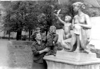 Озерск - Озёрск. Скульптура женщины с ребенком в сквере на улице Московской.