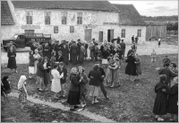 Краснознаменск - Танцы возле сельского клуба в посёлке Неманское.