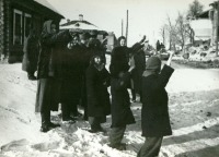 Юхнов - Жители г.Юхнова, освобожденного от фашистских захватчиков, приветствуют советских воинов