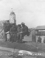 Выборг - Советские офицеры на фоне Выборгского замка.