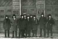 Норильск - Баскетбольная команда Дудинки у гостиницы Норильского комбината.