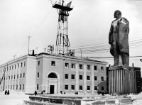 Дудинка - Памятник В. И. Ленину, Дом связи.