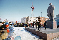 Дудинка - Первомай. У памятника В. И. Ленину.