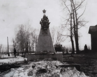 Курагино - Село Берёзовское. Могила пионера Монаенко Алеши, убитого в сентябре 1938 года кулаками.
